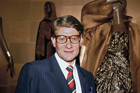 chef de produit yves saint laurent|Biographie Yves Saint Laurent .